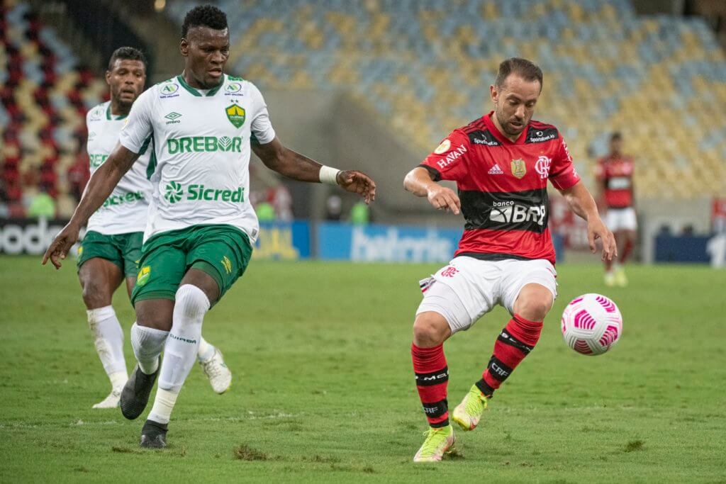 Everton Ribeiro teve atuação discreta contra o Cuiabá