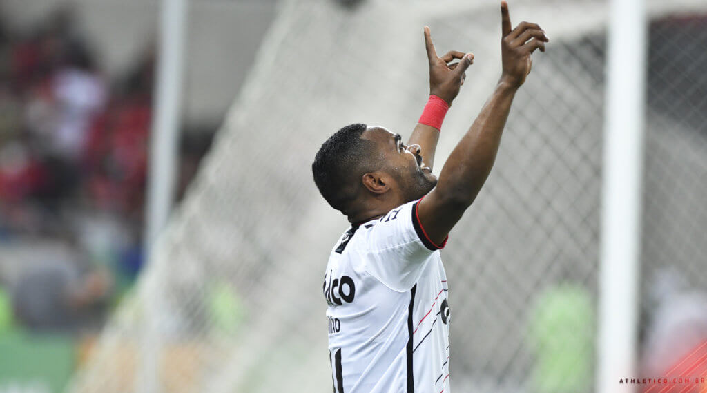 Nikão comemora um dos seus gols pelo Athletico-PR