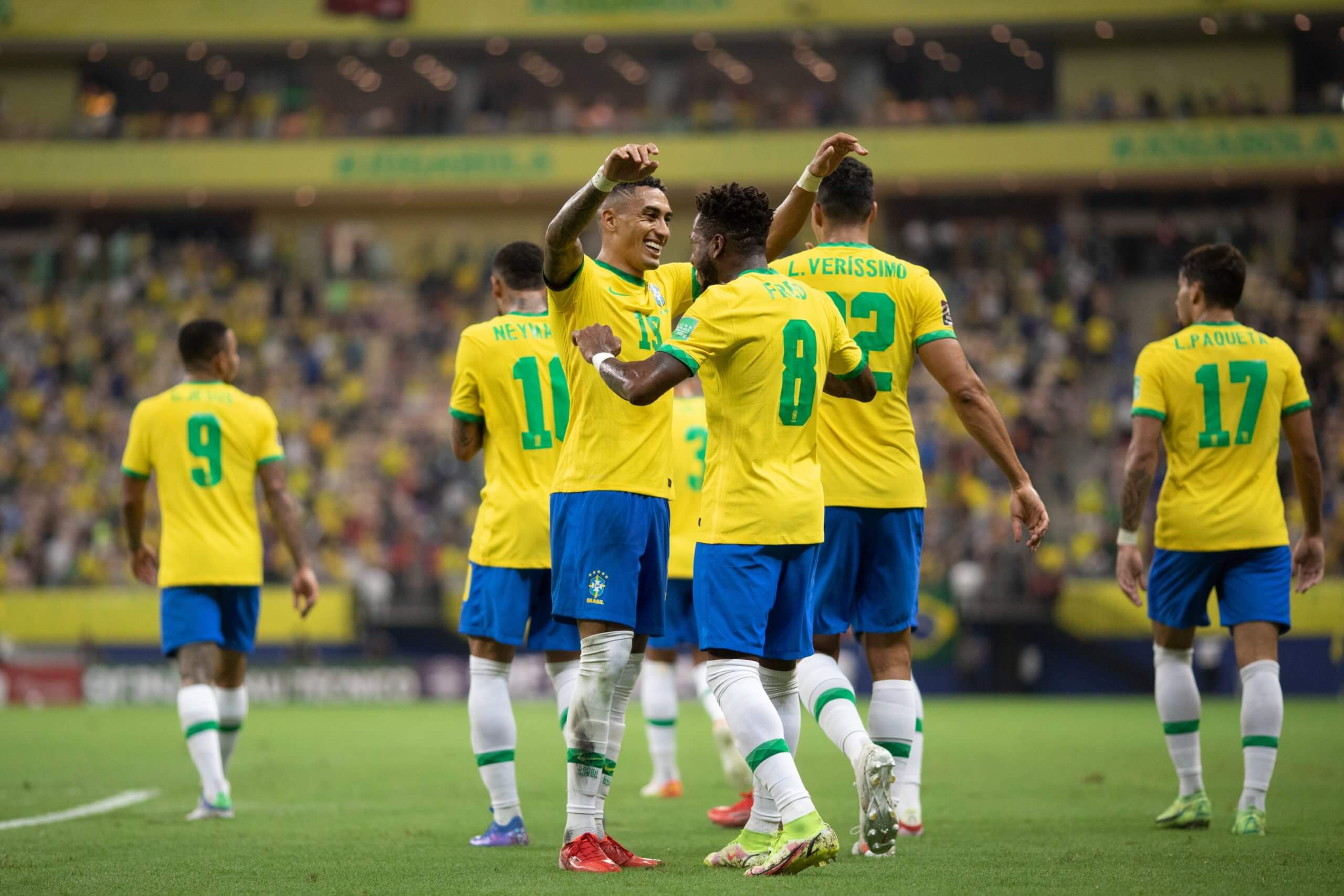 Rafinha comemora o gol pela Seleção Brasileira
