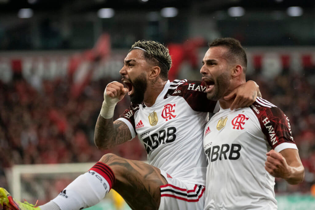 Thiago Maia comemora com Gabigol o primeiro gol do Flamengo