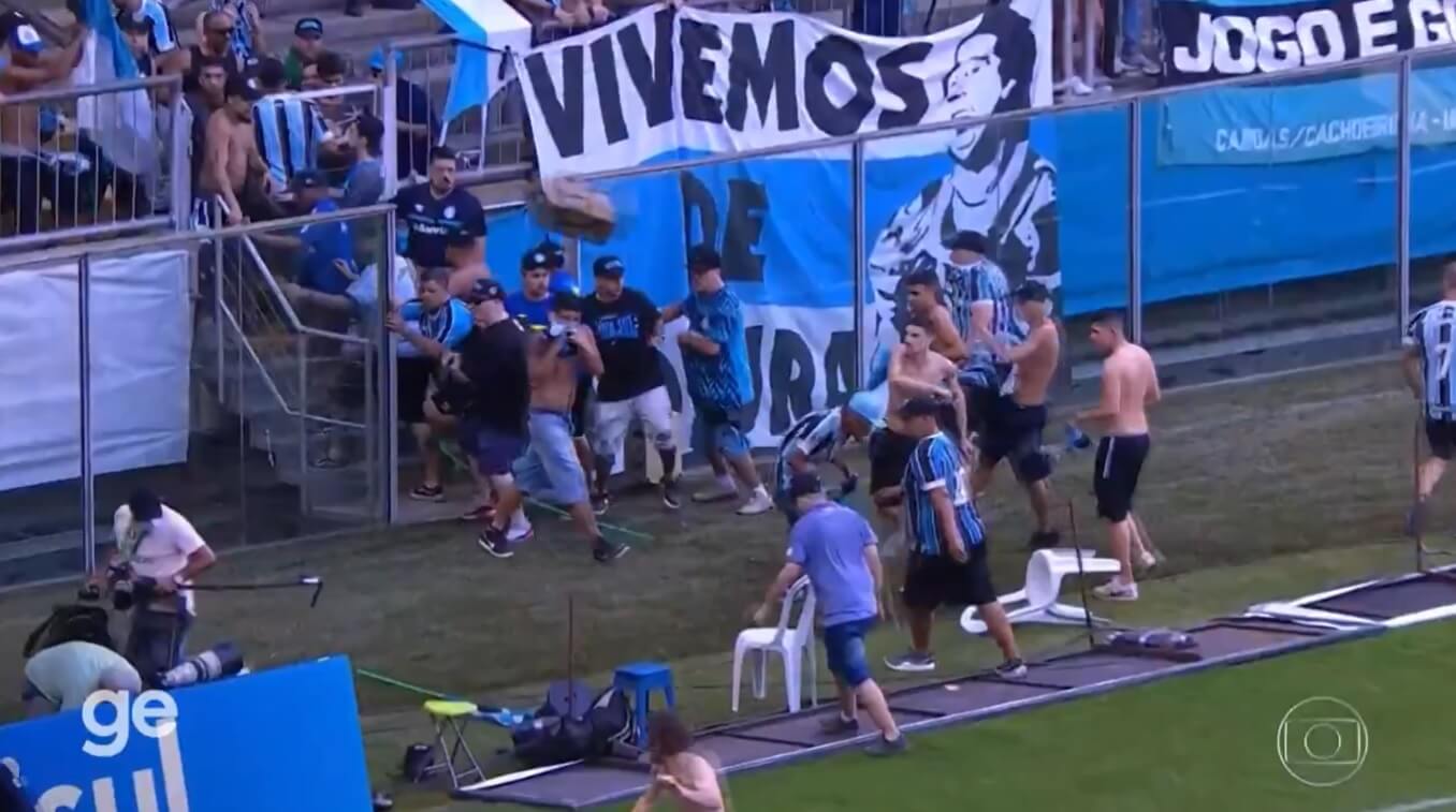 Torcedores do Grêmio invadiram o gramado da Arena