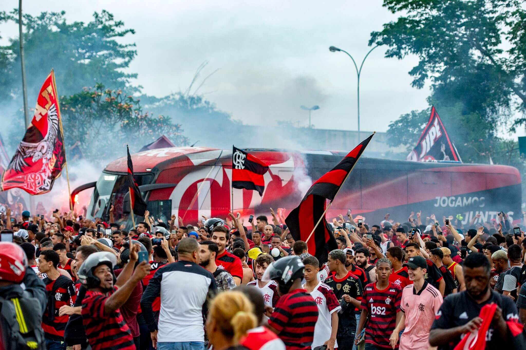 Flamengo embarcou para Porto Alegre nos braços da torcida