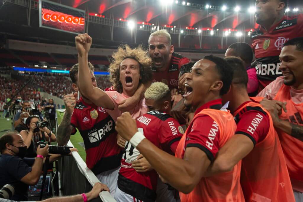 Bruno Henrique comemora o gol do Flamengo com os companheiros