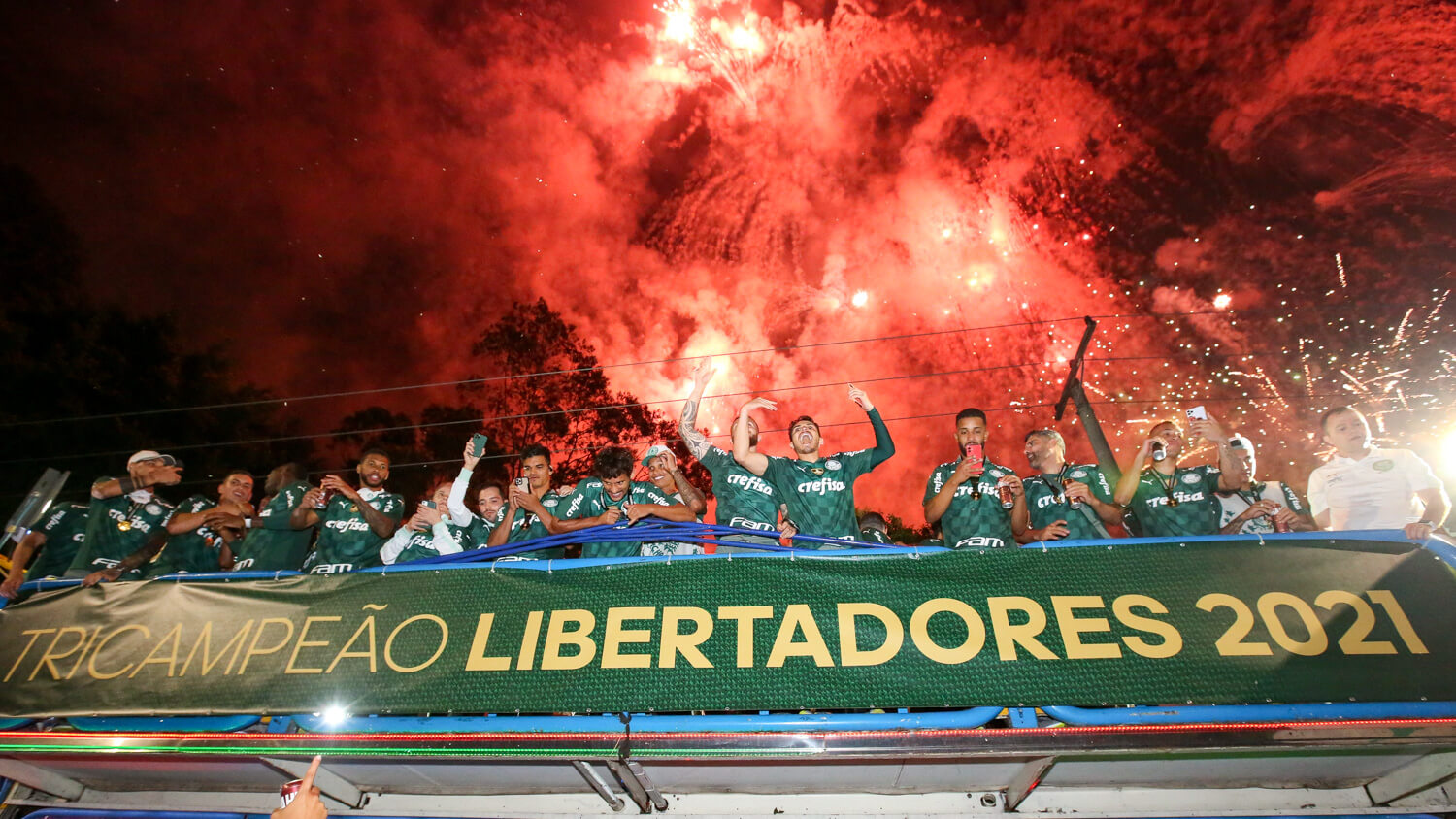 Elenco do Palmeiras comemora o tri da Libertadores com a sua torcida