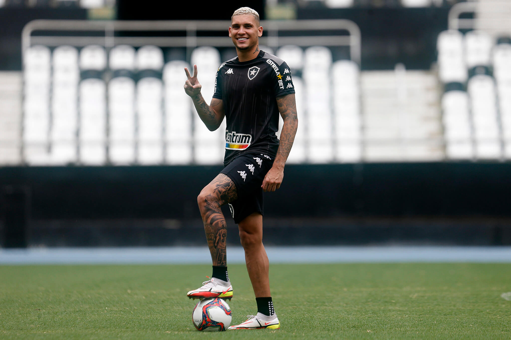 Rafael Navarro deve trocar o Botafogo pelo Palmeiras