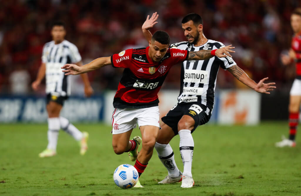 João Gomes tenta passar pelo jogador do Santos