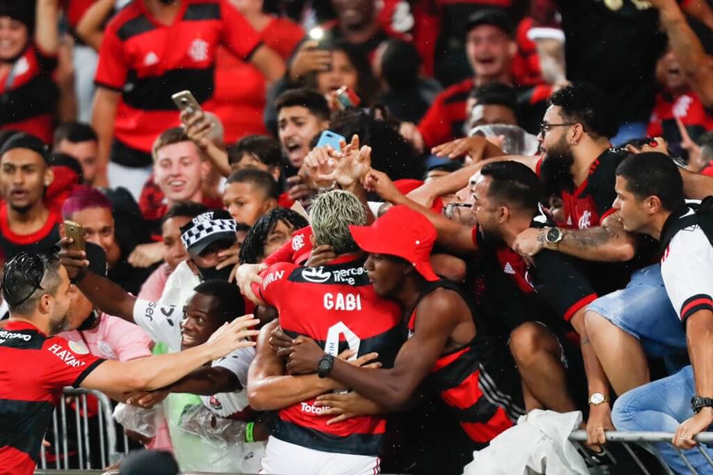 Gabigol comemora com a torcida do Flamengo