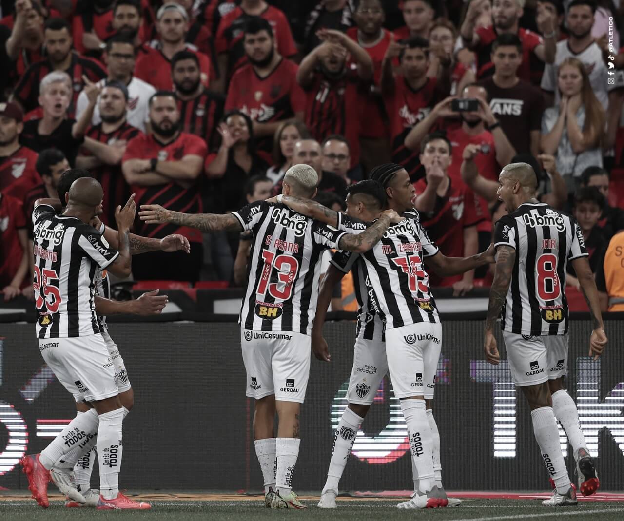 Jogadores do Atlético-MG comemoram mais um gol sobre o Athletico-PR