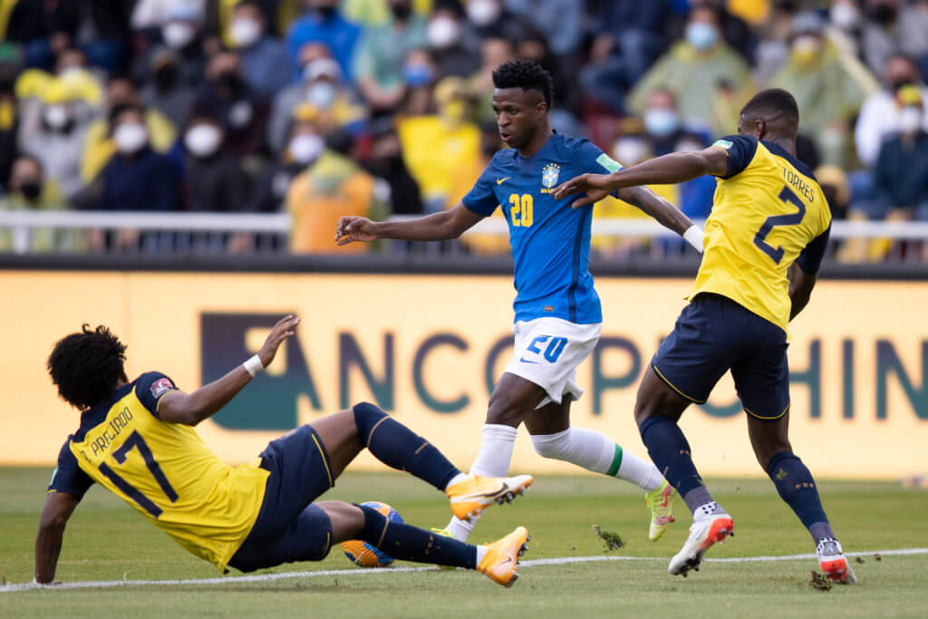 Vinicius Júnior tenta passar pela marcação da seleção equatoriana