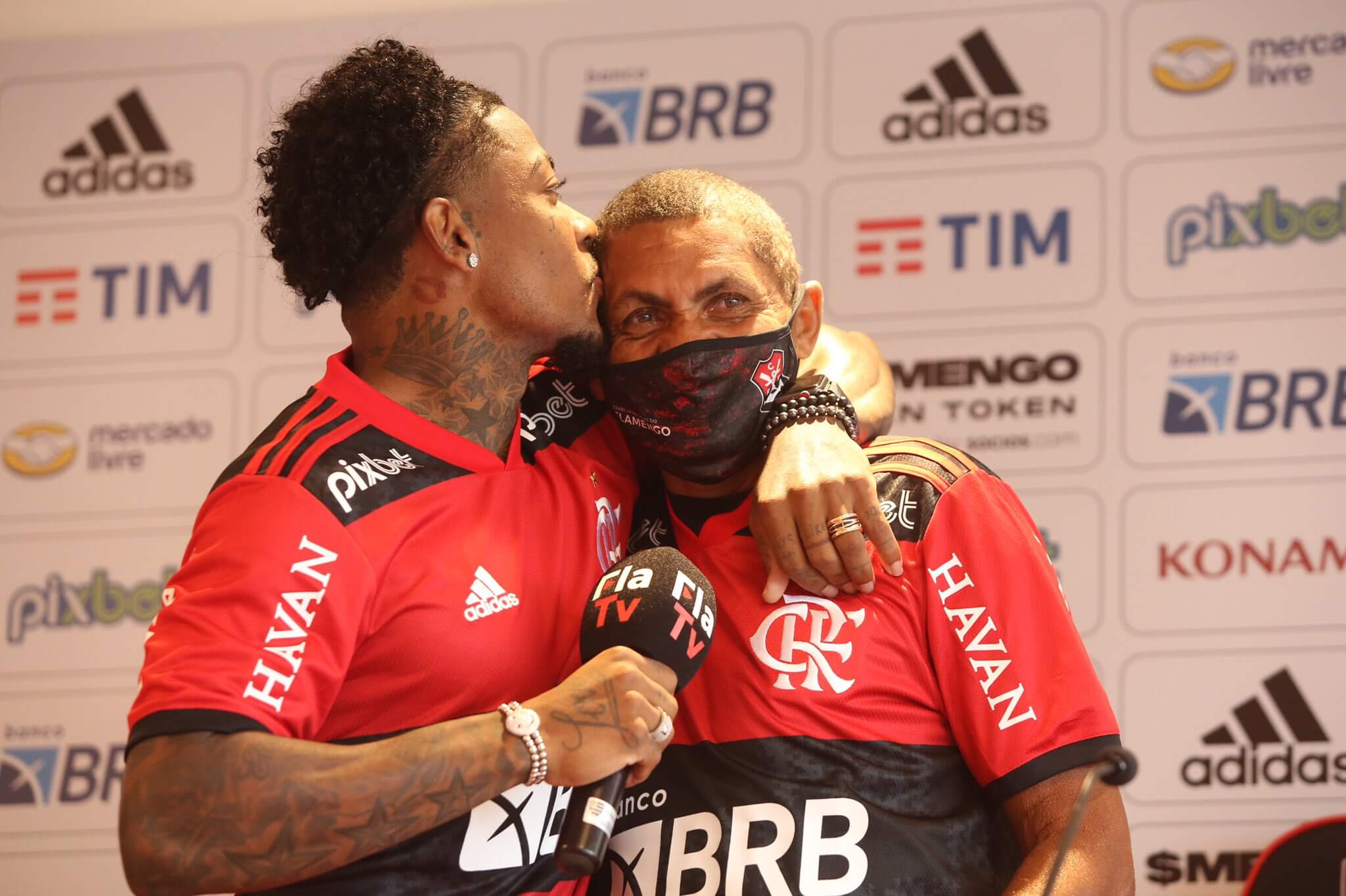 Marinho se emociona ao lado do pai ao ser apresentado pelo Flamengo