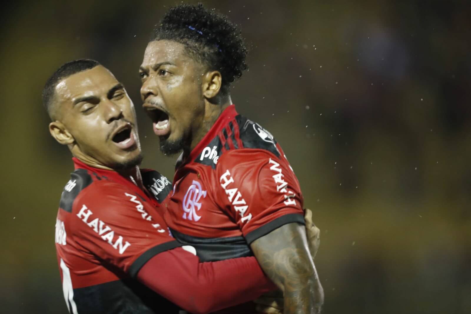 Marinho comemora com Matheuzinho o seu primeiro gol pelo Flamengo