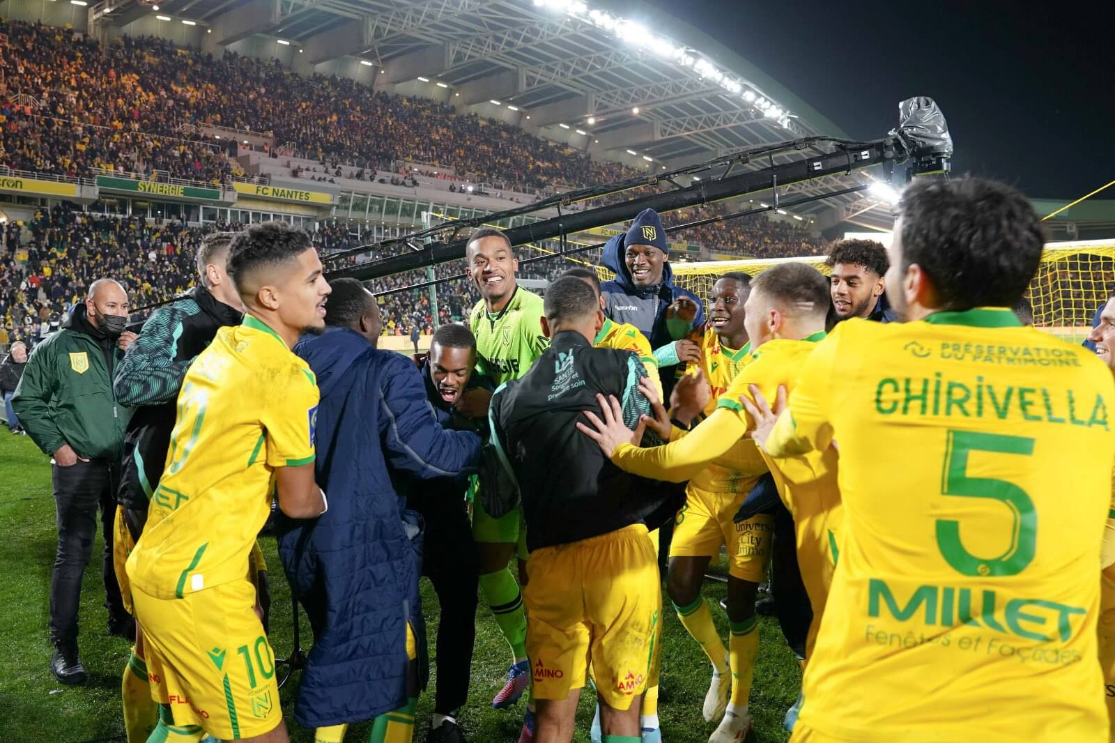 Jogadores do Nantes comemoram a vitória sobre o PSG