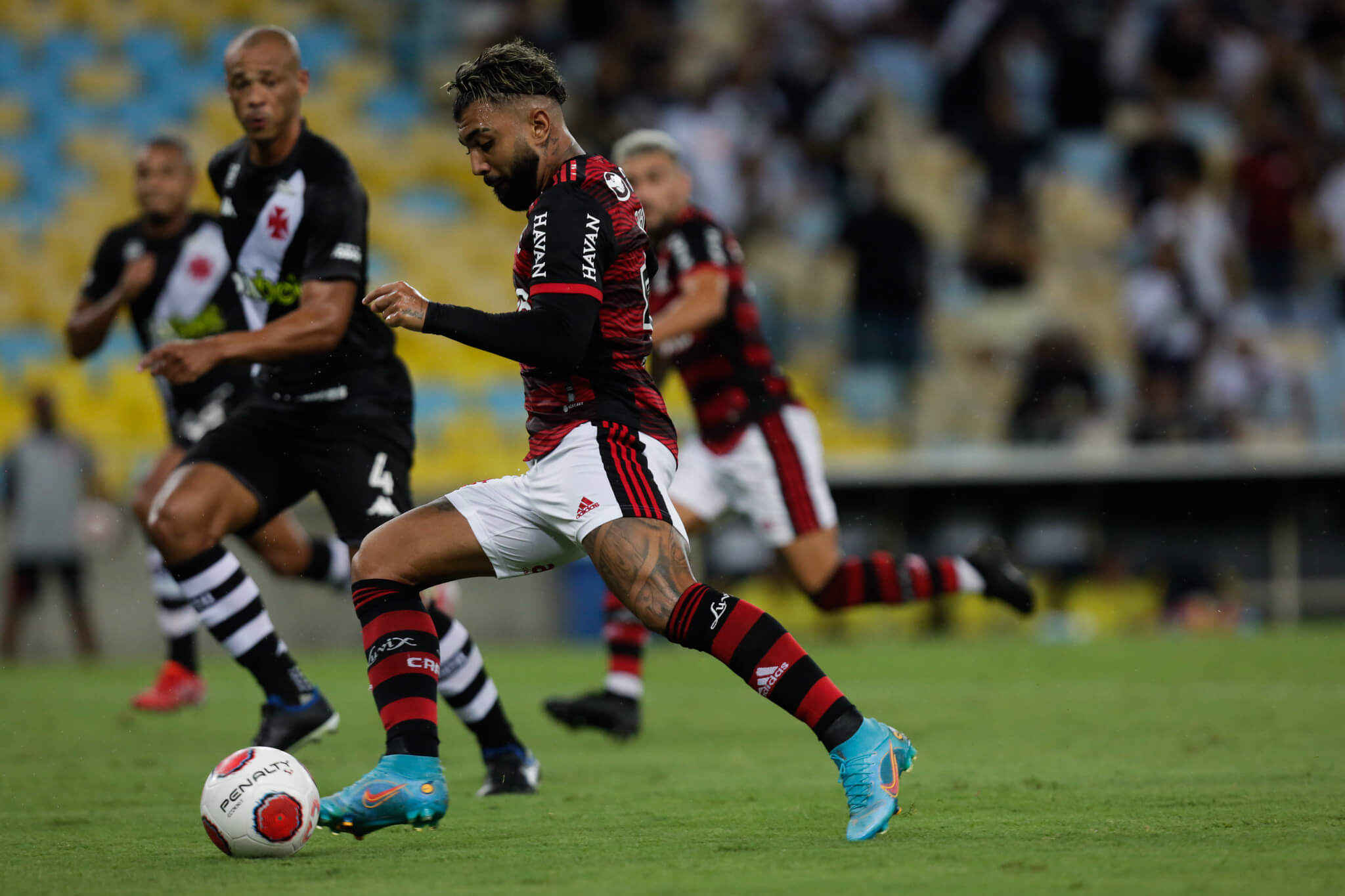 Flamengo venceu o primeiro jogo com gol de pênalti de Gabigol