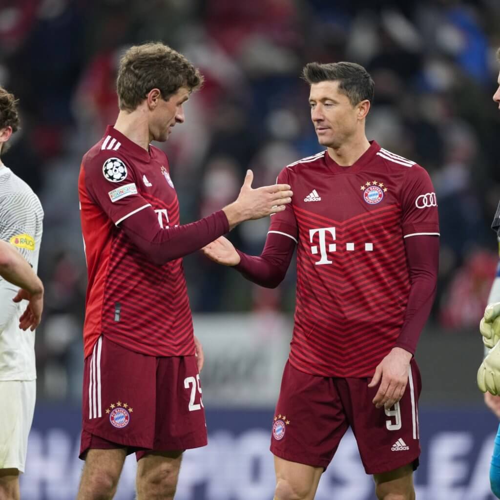Müller e Lewandowski comemoram mais um gol do Bayern