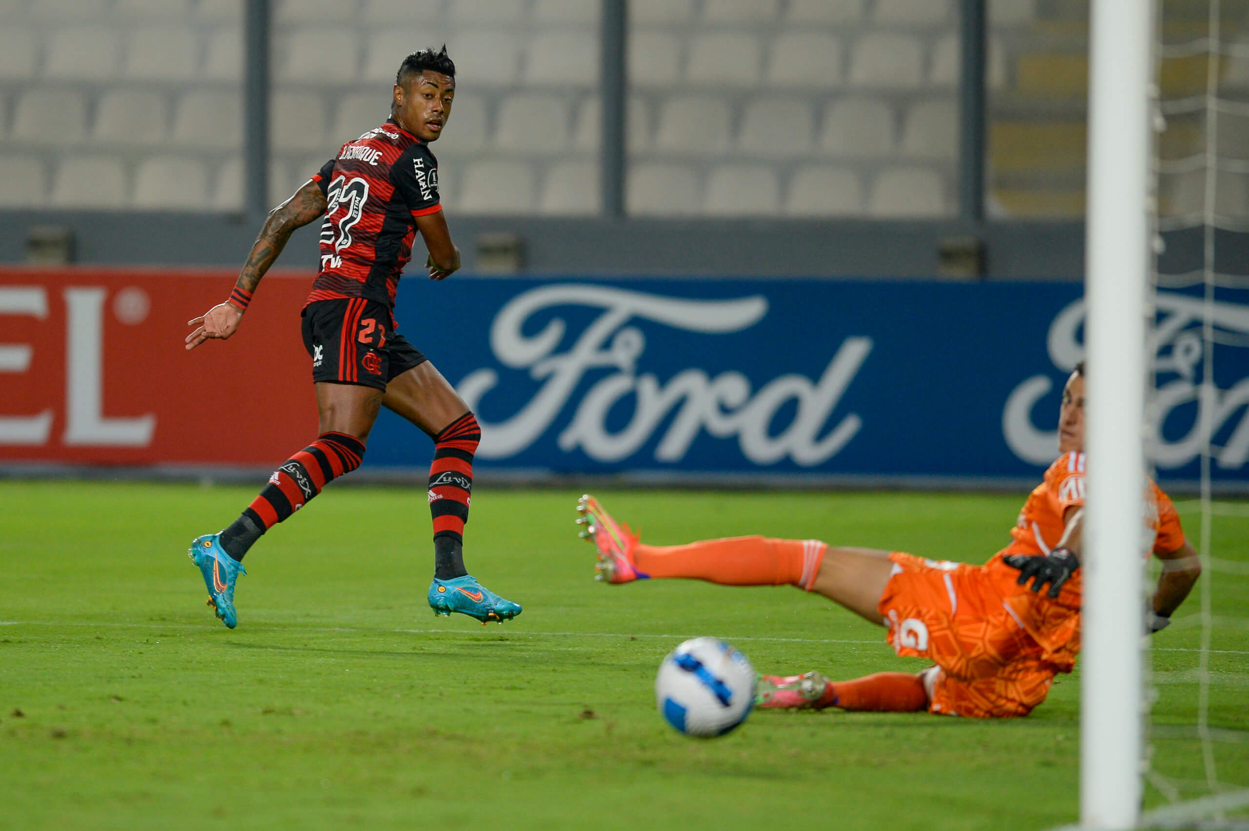 Bruno Henrique marcou o primeiro gol do Flamengo na vitória