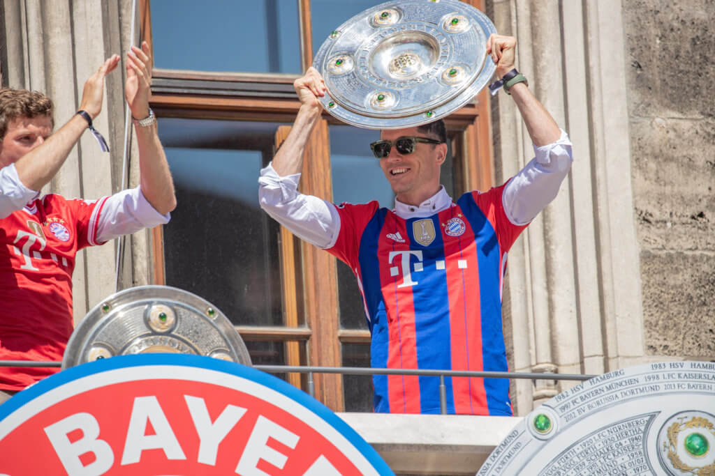 Lewandowski comemora mais um título pelo Bayern de Munique