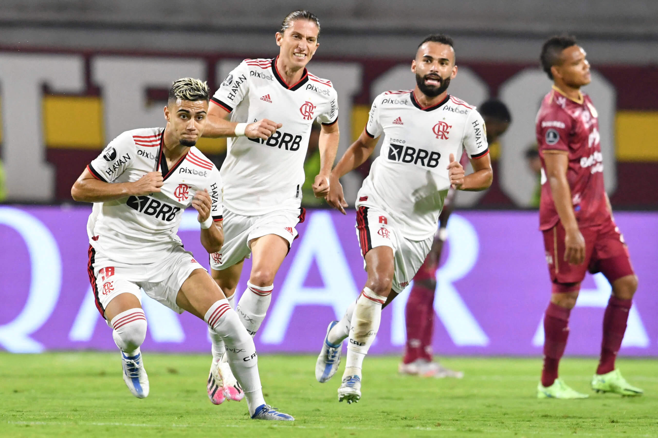 Andreas Pereira comemora o gol que colocou o Flamengo perto das quartas de final