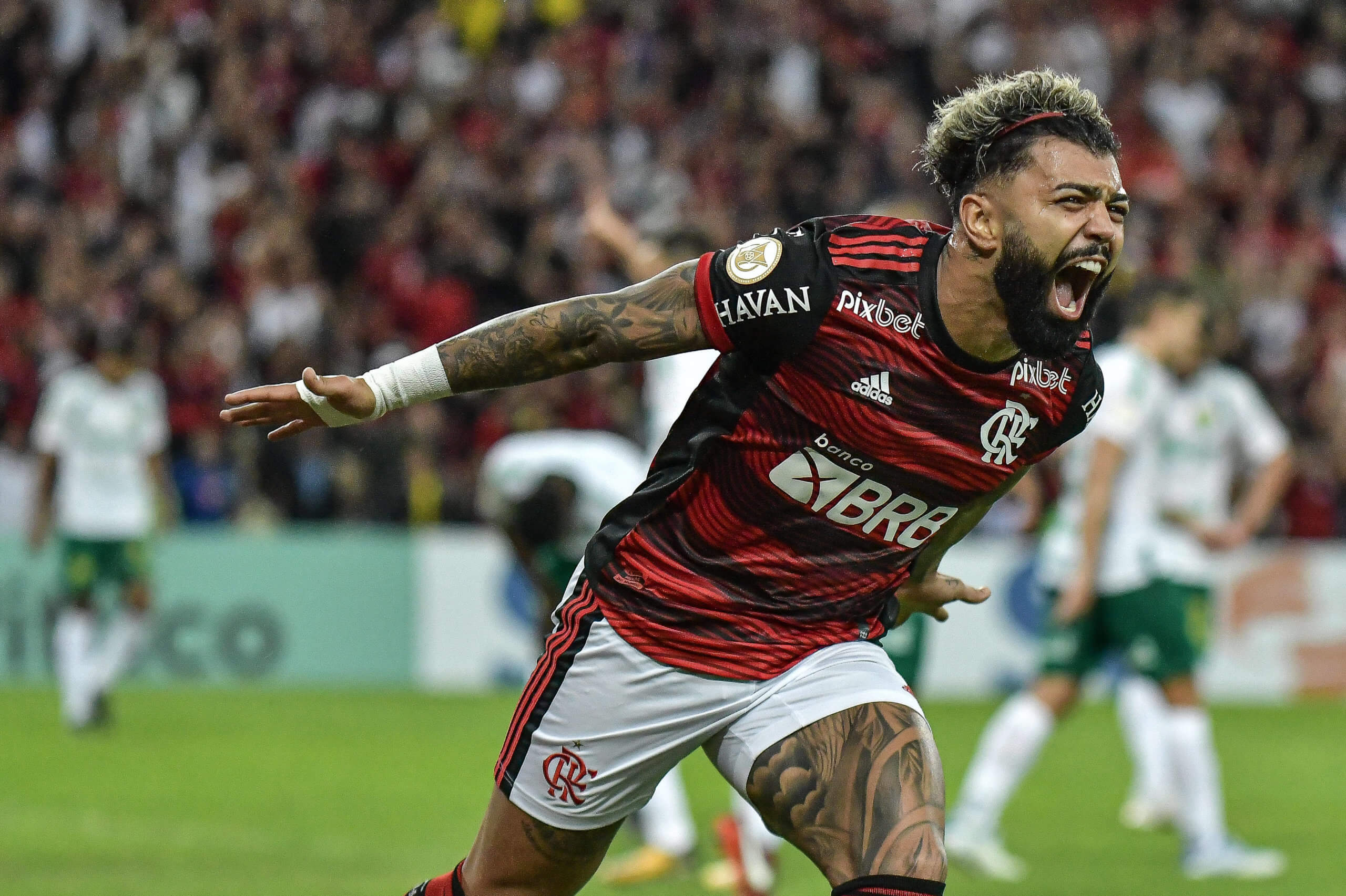 Gabigol comemora o segundo gol do Flamengo sobre o Cuiabá