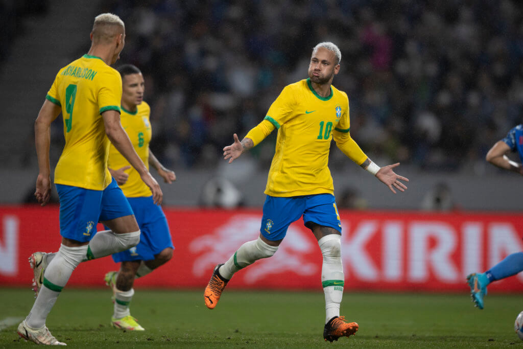Neymar comemora o único gol da Seleção contra o Japão