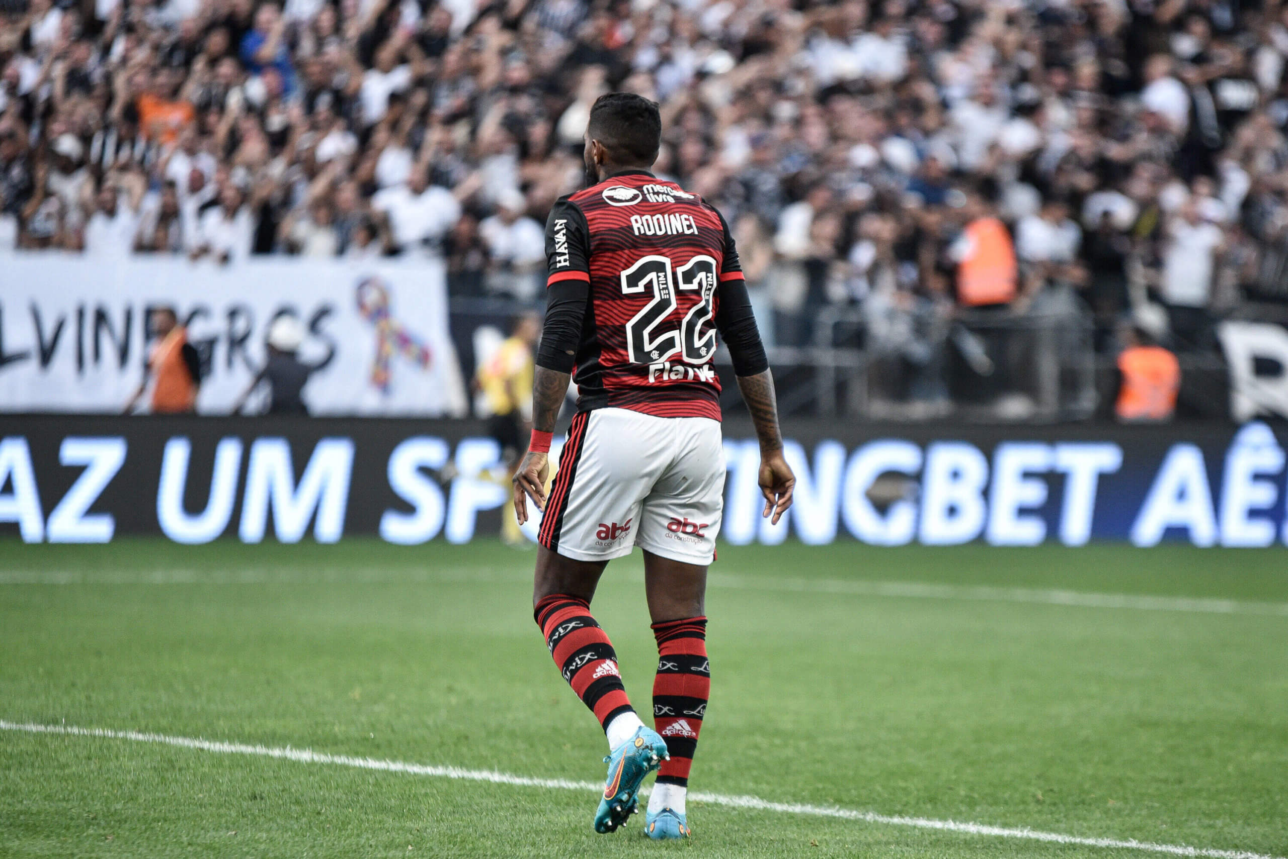 Rodinei marcou um gol contra e o Flamengo saiu derrotado