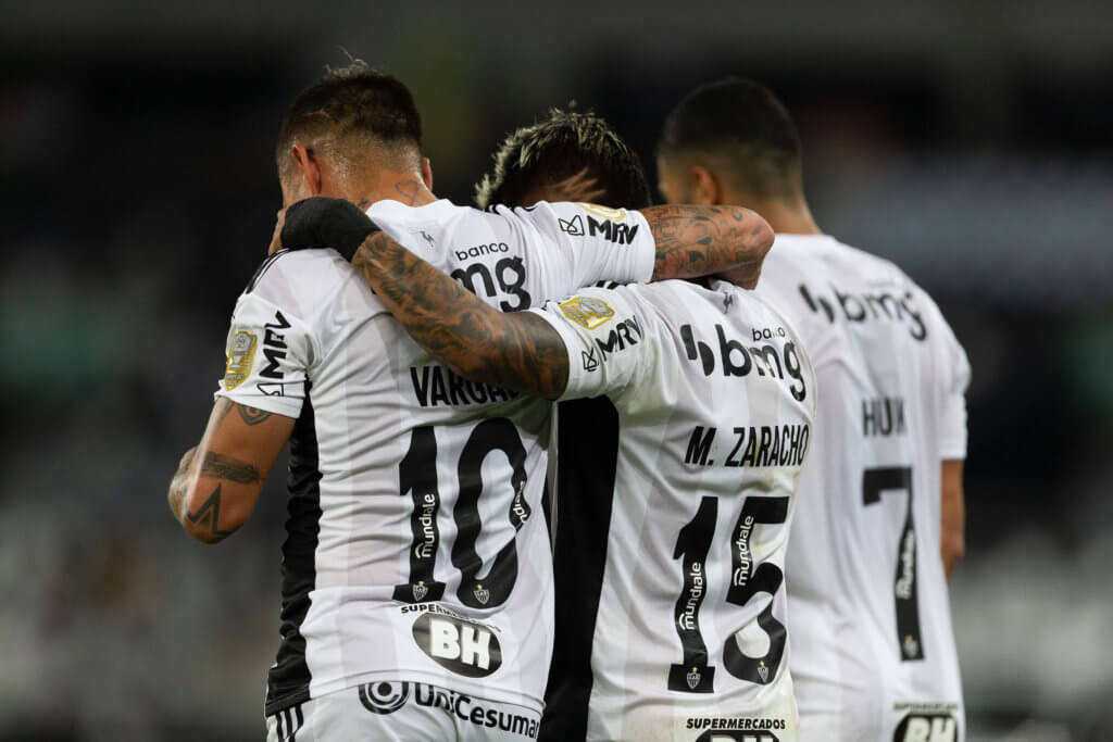Vargas e Zaracho comemoram o gol do Galo