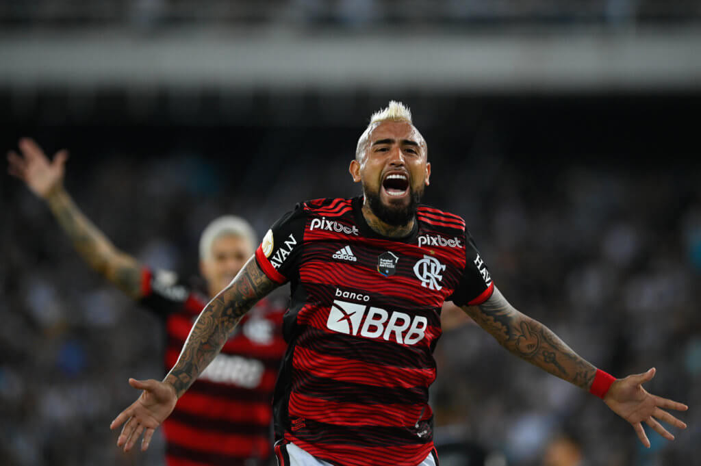 Arturo Vidal comemora o gol do Flamengo