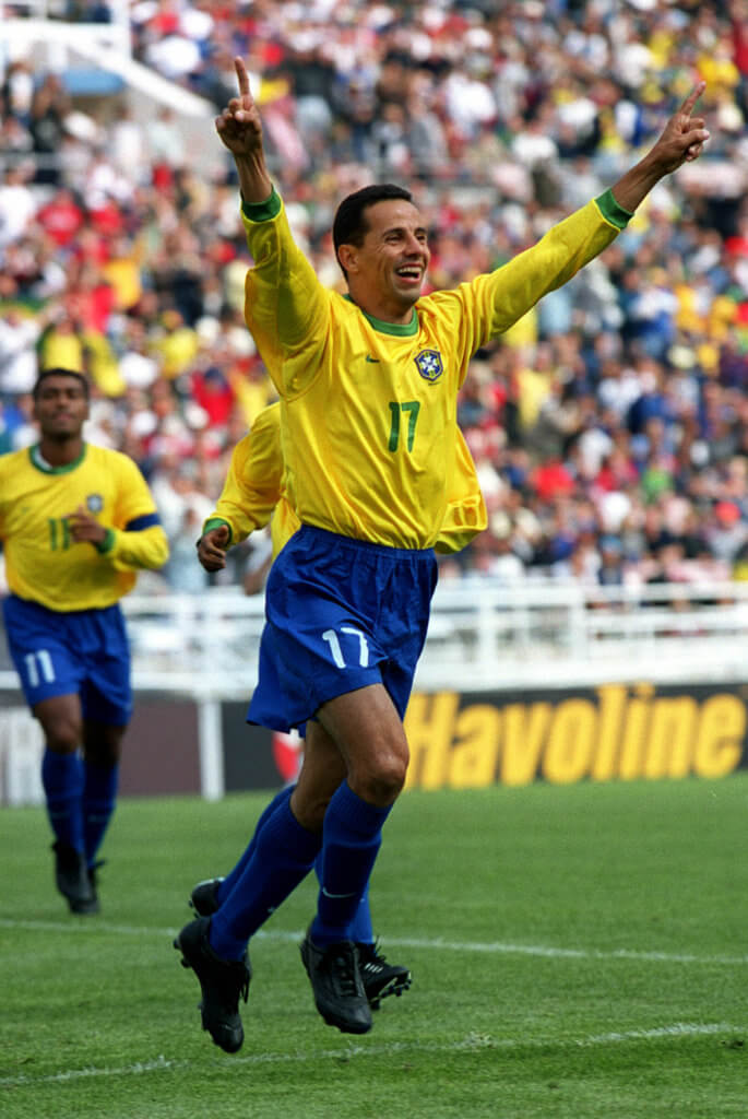 Euller comemorando gol pela Seleção Brasileira, em 2001