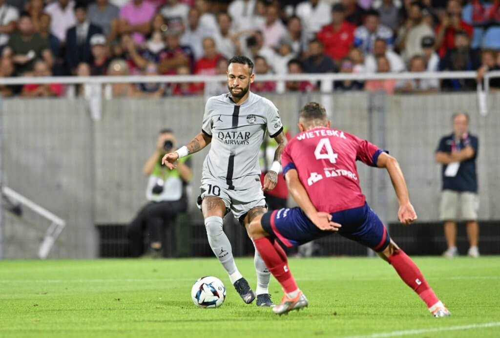 Neymar em ação contra o Clermont, pelo Francês