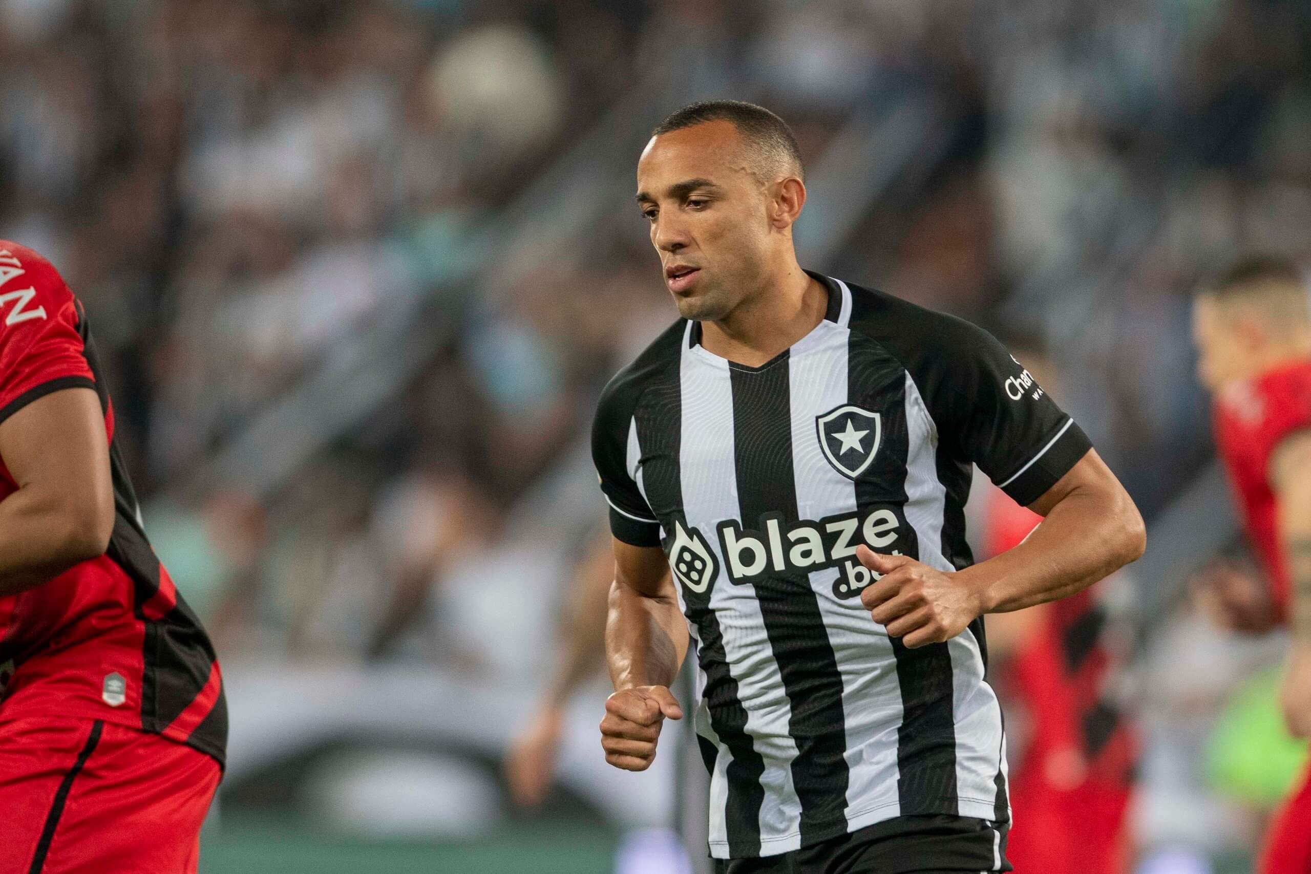 Marçal em ação pelo Botafogo
