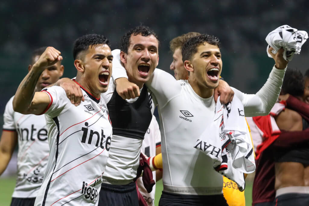 Pablo (centro) comemora a classificação do Athletico-PR com os companheiros