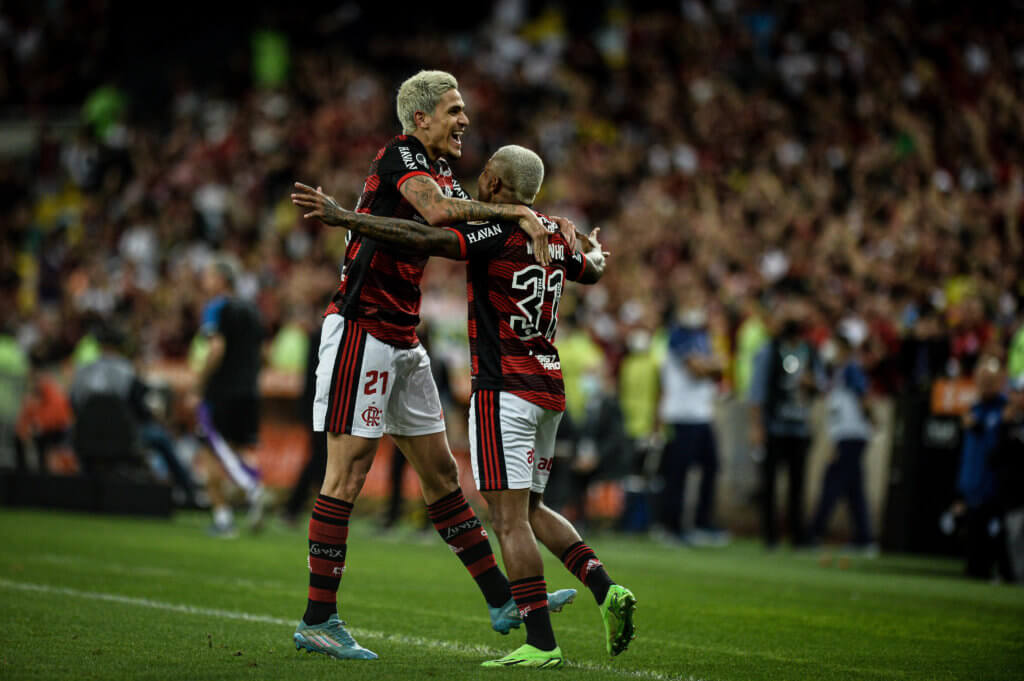 Pedro e Marinho comemoram o segundo gol do Flamengo