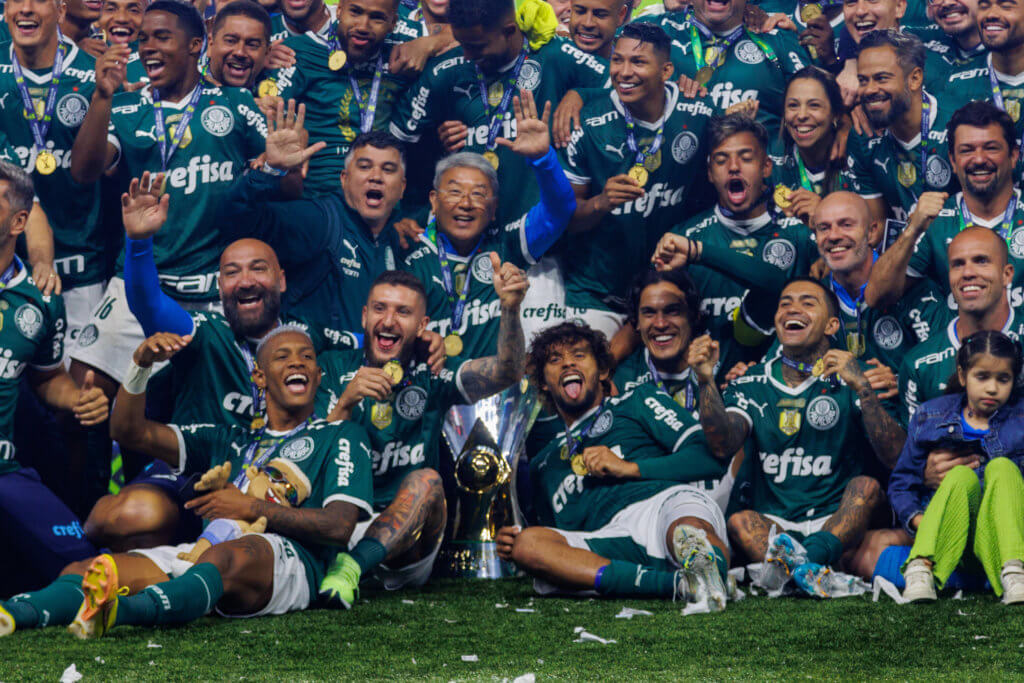 Palmeiras com o troféu de campeão brasileiro
