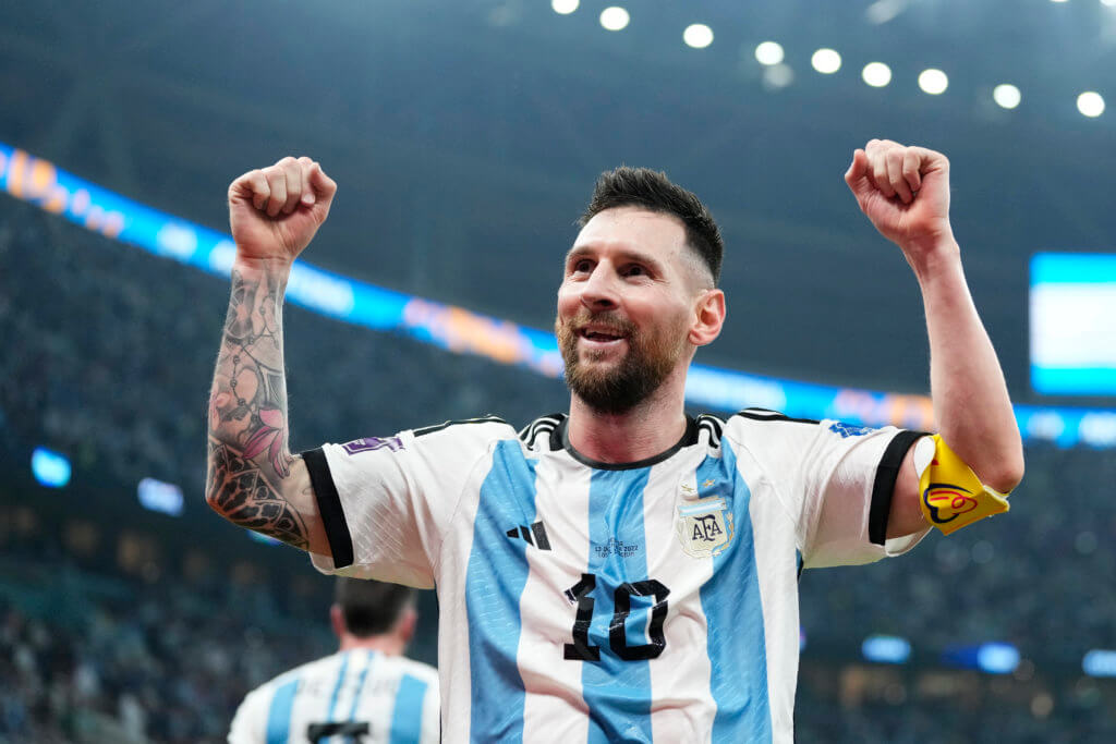 Lionel Messi comemora o seu gol sobre a Croácia