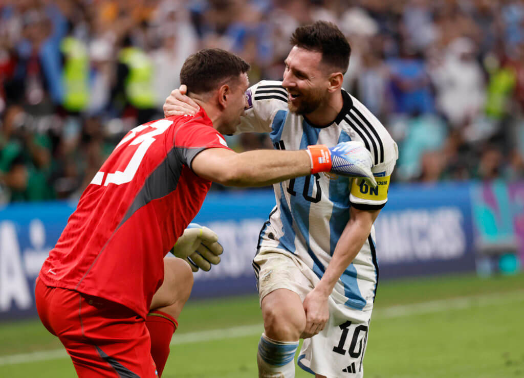 Emiliano Martínez e Messi, os nomes do jogo, comemoram