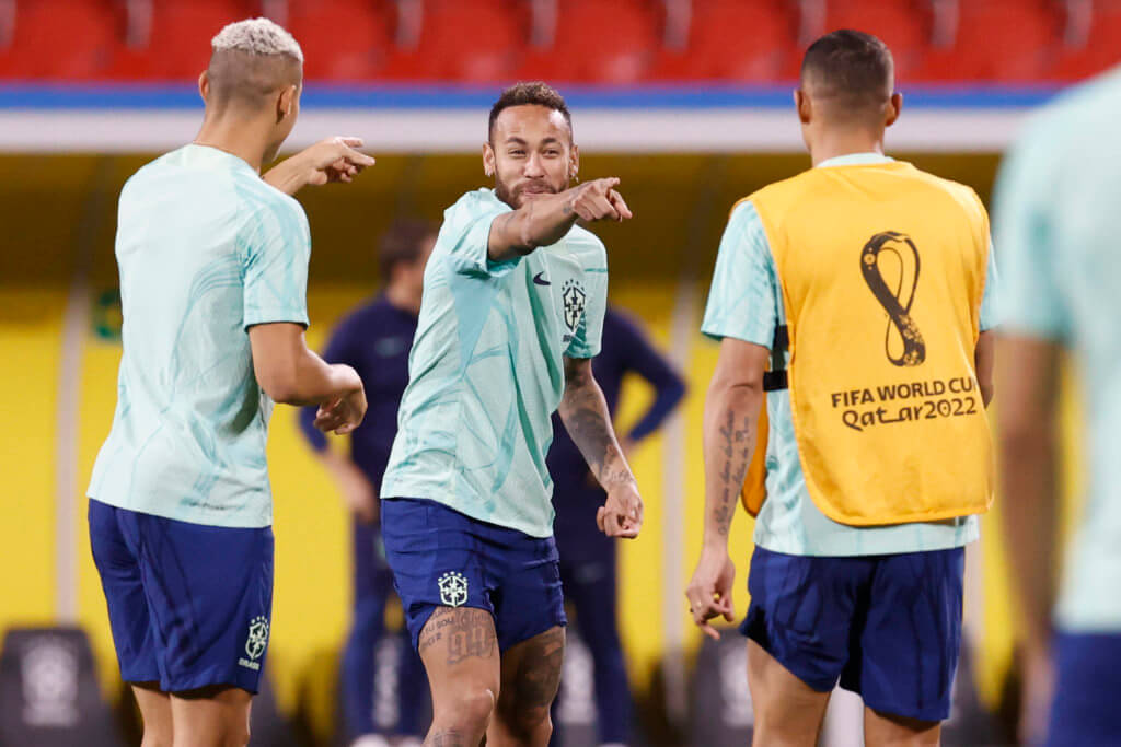 Neymar se diverte no treino da Seleção Brasileira