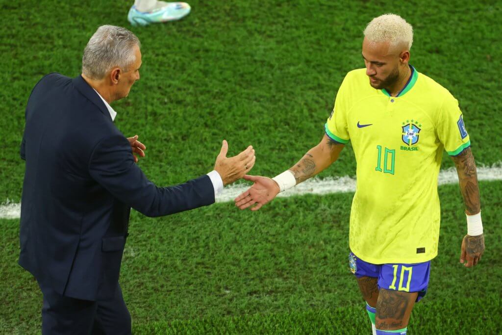 Neymar cumprimenta Tite durante a Copa