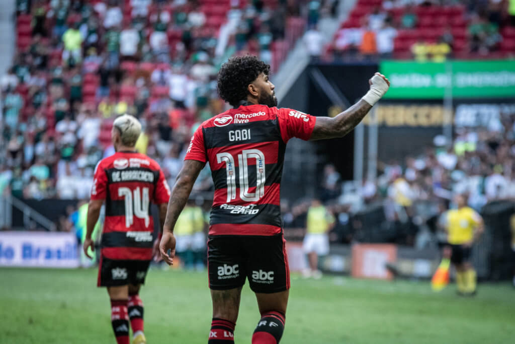 Jogador do Flamengo Gabriel Barbosa comemora após marcar um gol durante a Supercopa do Brasil entre Palmeiras e Flamengo na Arena BRB Mano Garrincha em 28 de janeiro