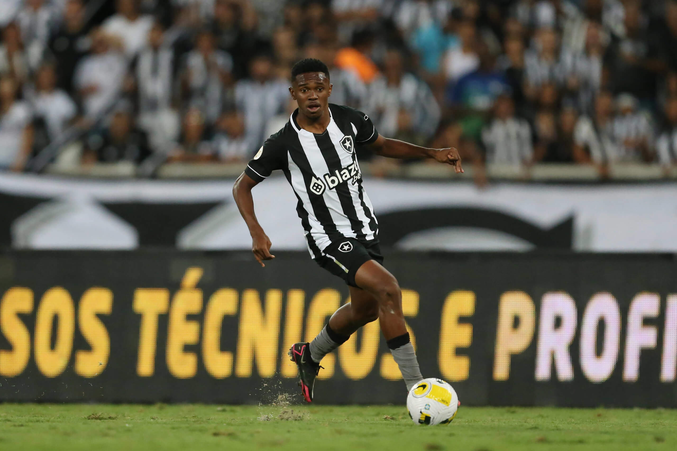 Jeffinho trocou o Botafogo pelo Lyon, da França