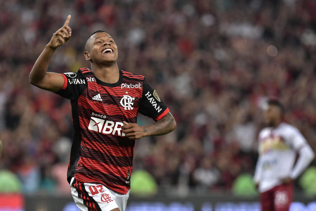 Matheus França, por ora, segue no Flamengo