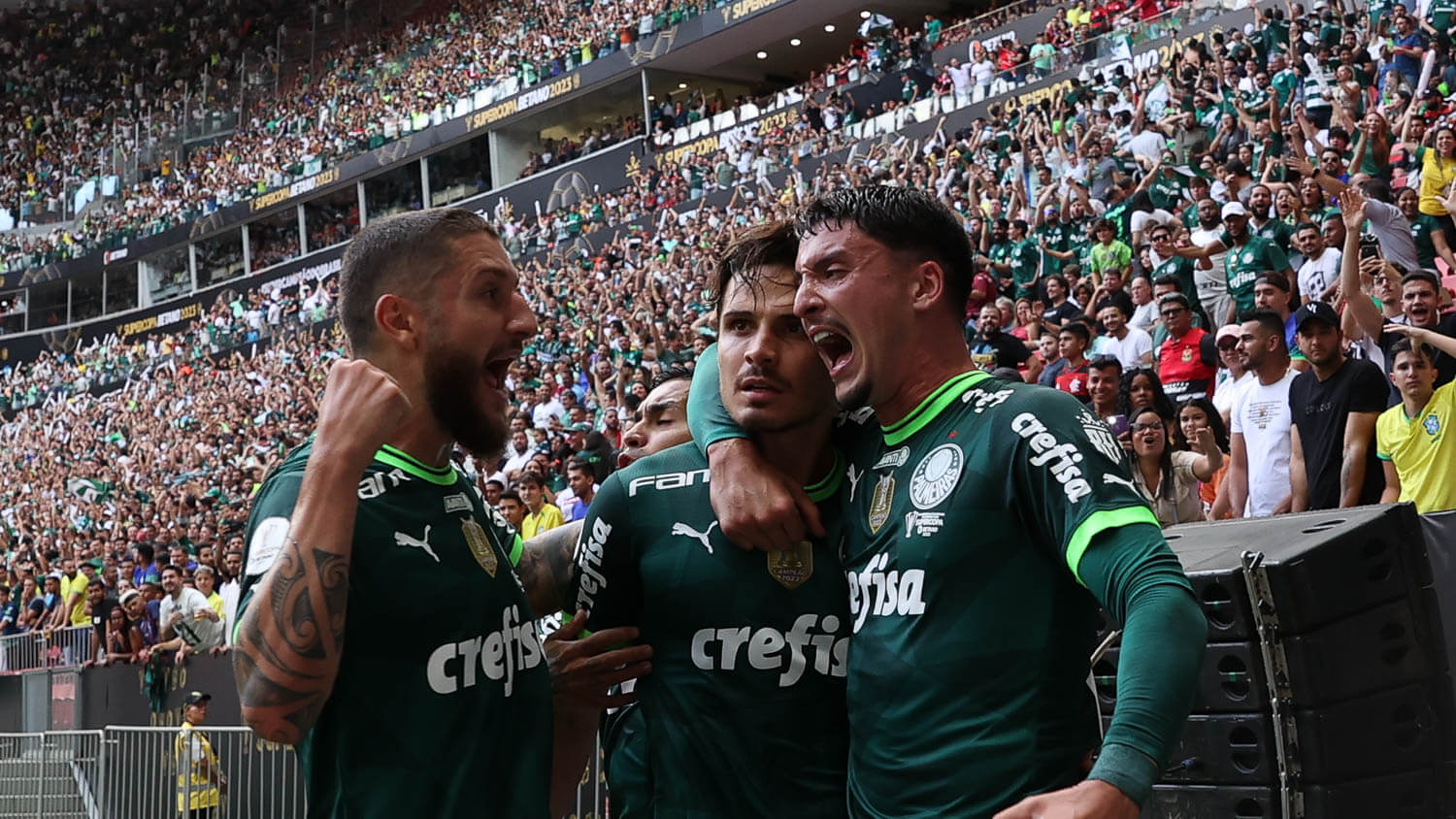 Veiga comemora um dos seus gols com Piquerez e Zé Rafael