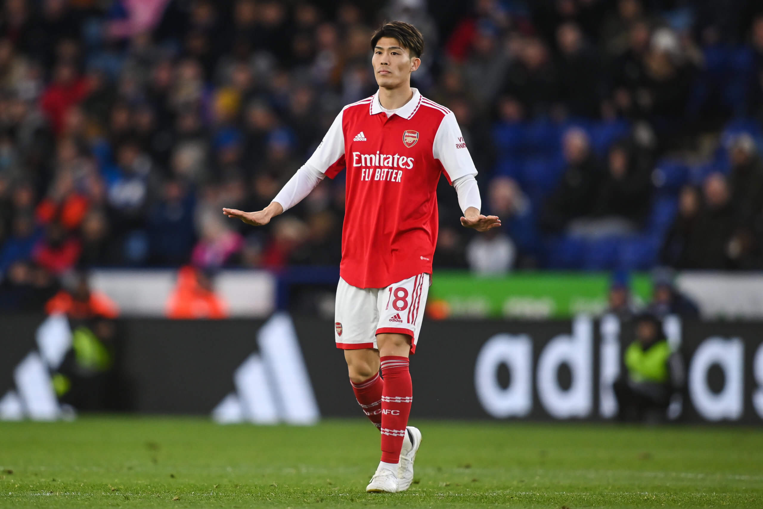 Takehiro Tomiyasu 18 do Arsenal tenta acalmar seu time durante a partida da Premier League