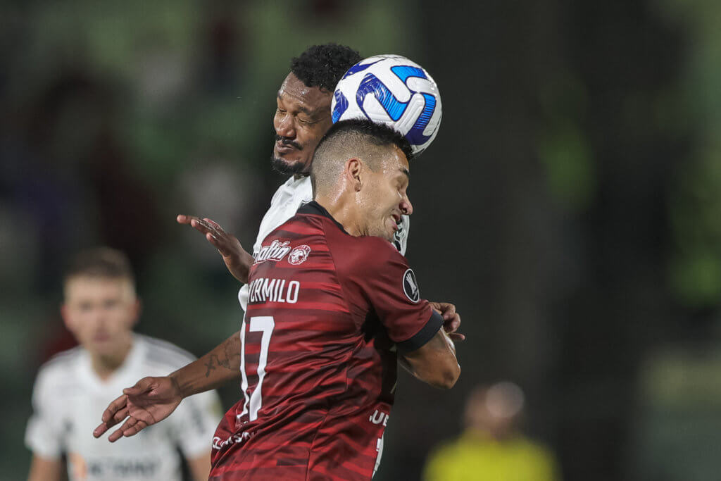 Atlético-MG, de Edenílson, estreou na Libertadores com empate