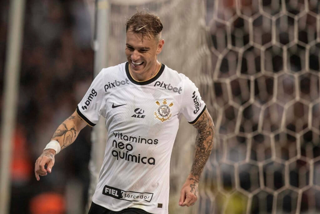 Corinthians celebra gol contra Mirassol feito por Roger Guedes.