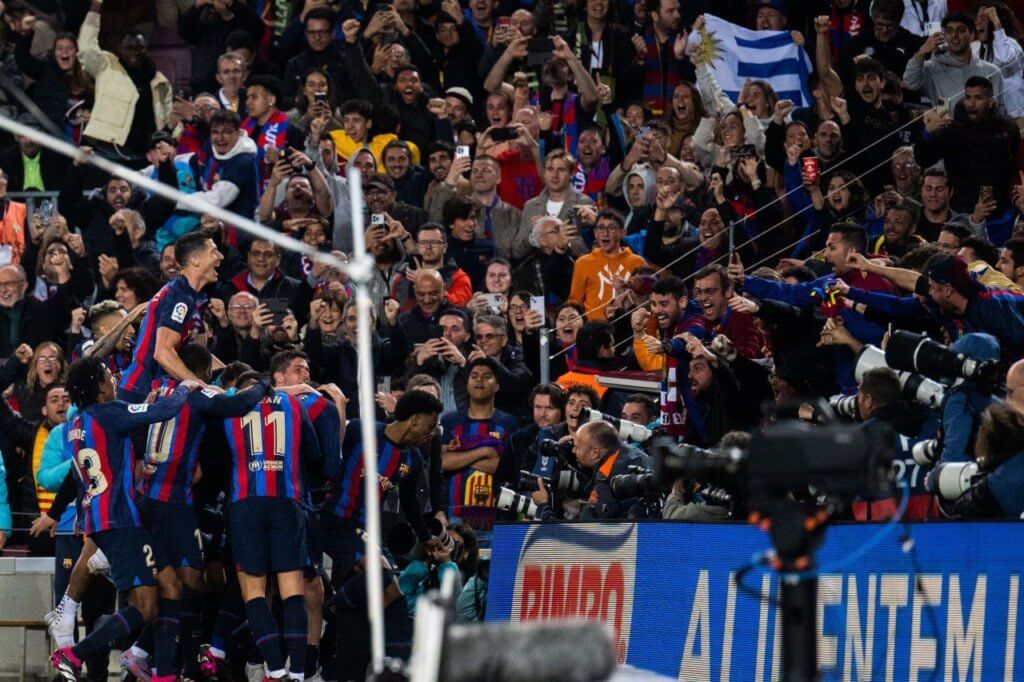 Jogadores do Barcelona comemoram com a torcida