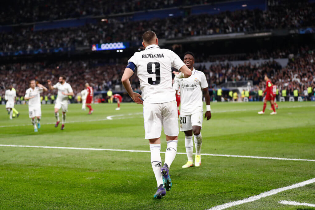 Benzema e Vini Jr. comemoram o gol do Real Madrid