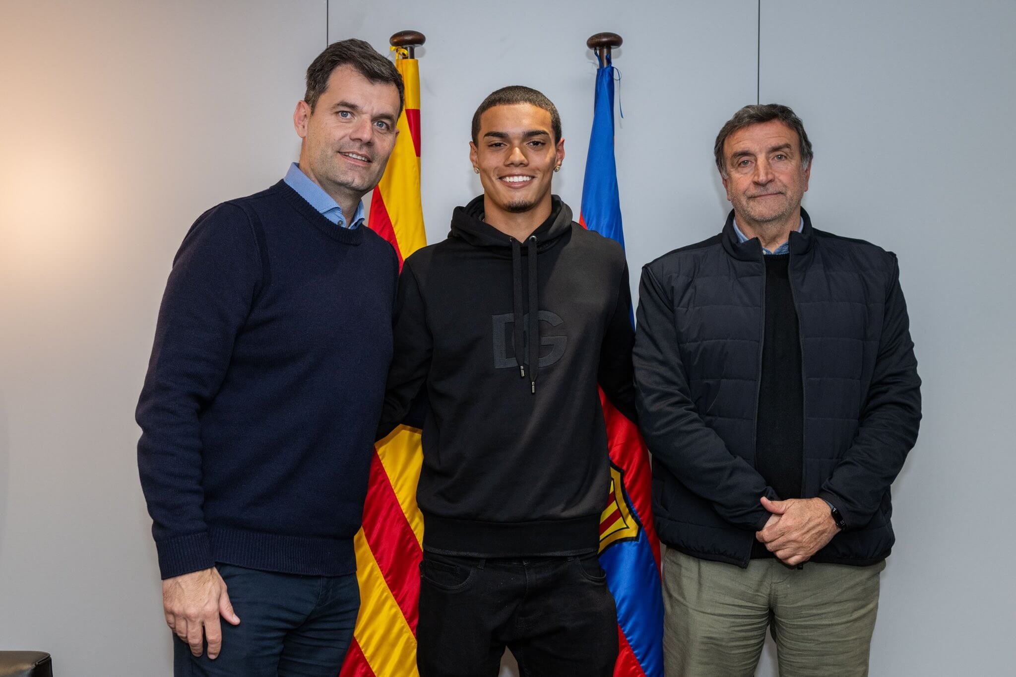 João Mendes (centro), filho de Ronaldinho, reforça as categorias de base do Barça