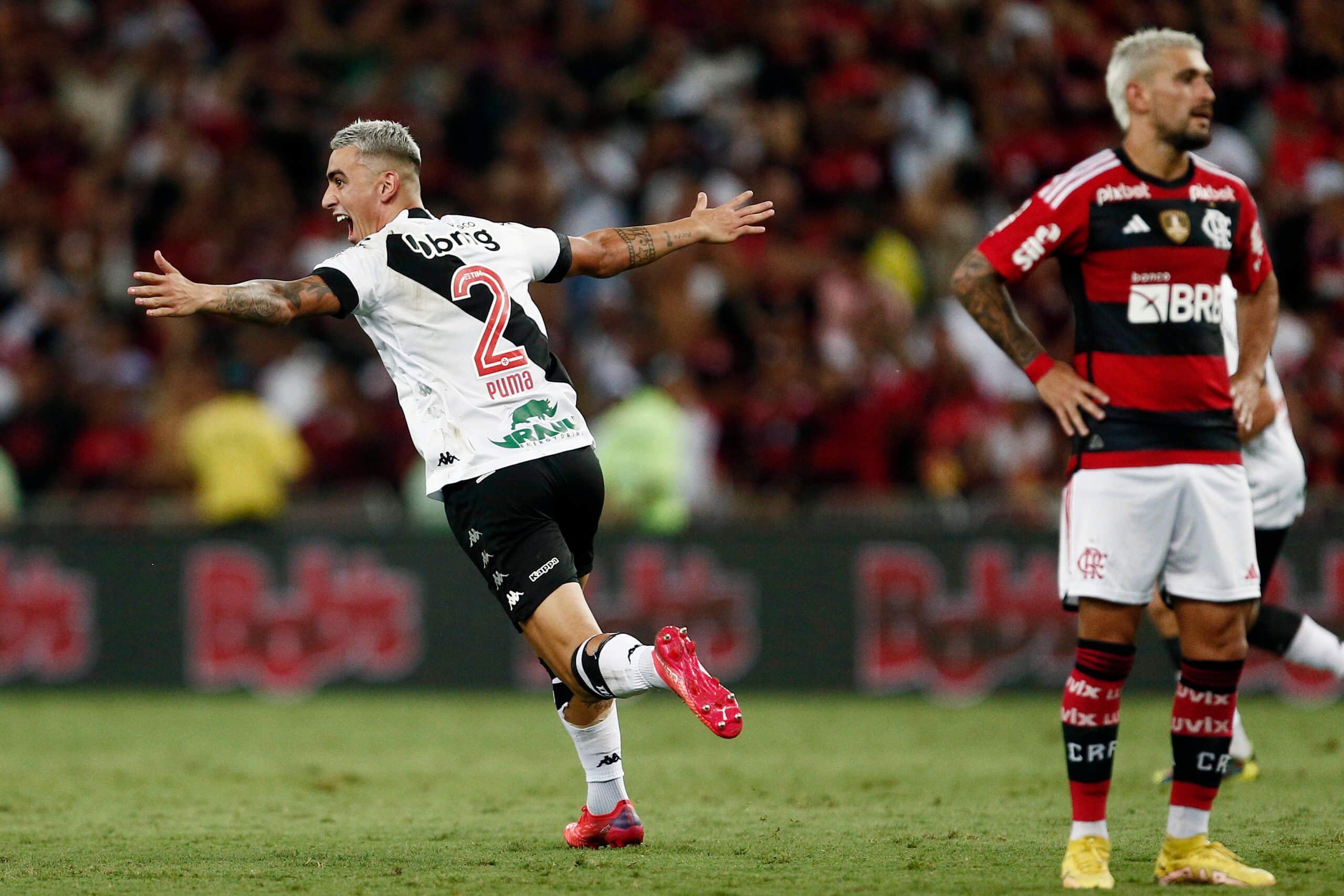 Pumita comemora o único gol do Vasco no Clássico dos Milhões