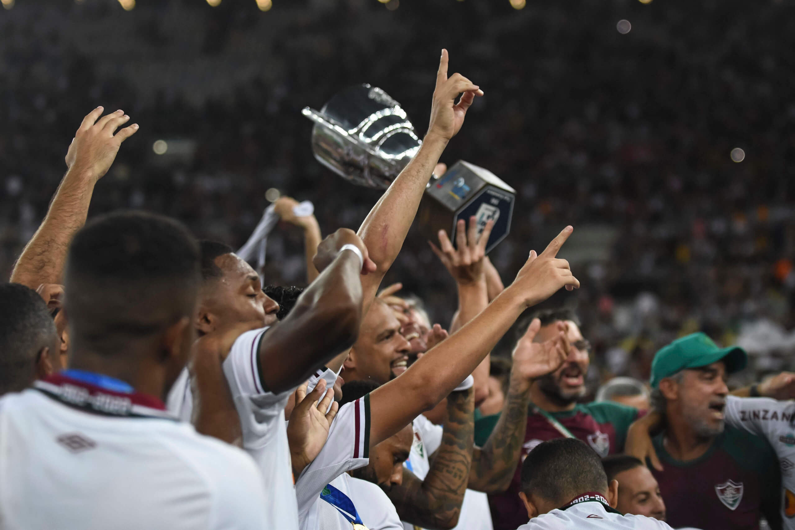 Fluminense levanta a taça de campeão da Taça Guanabara