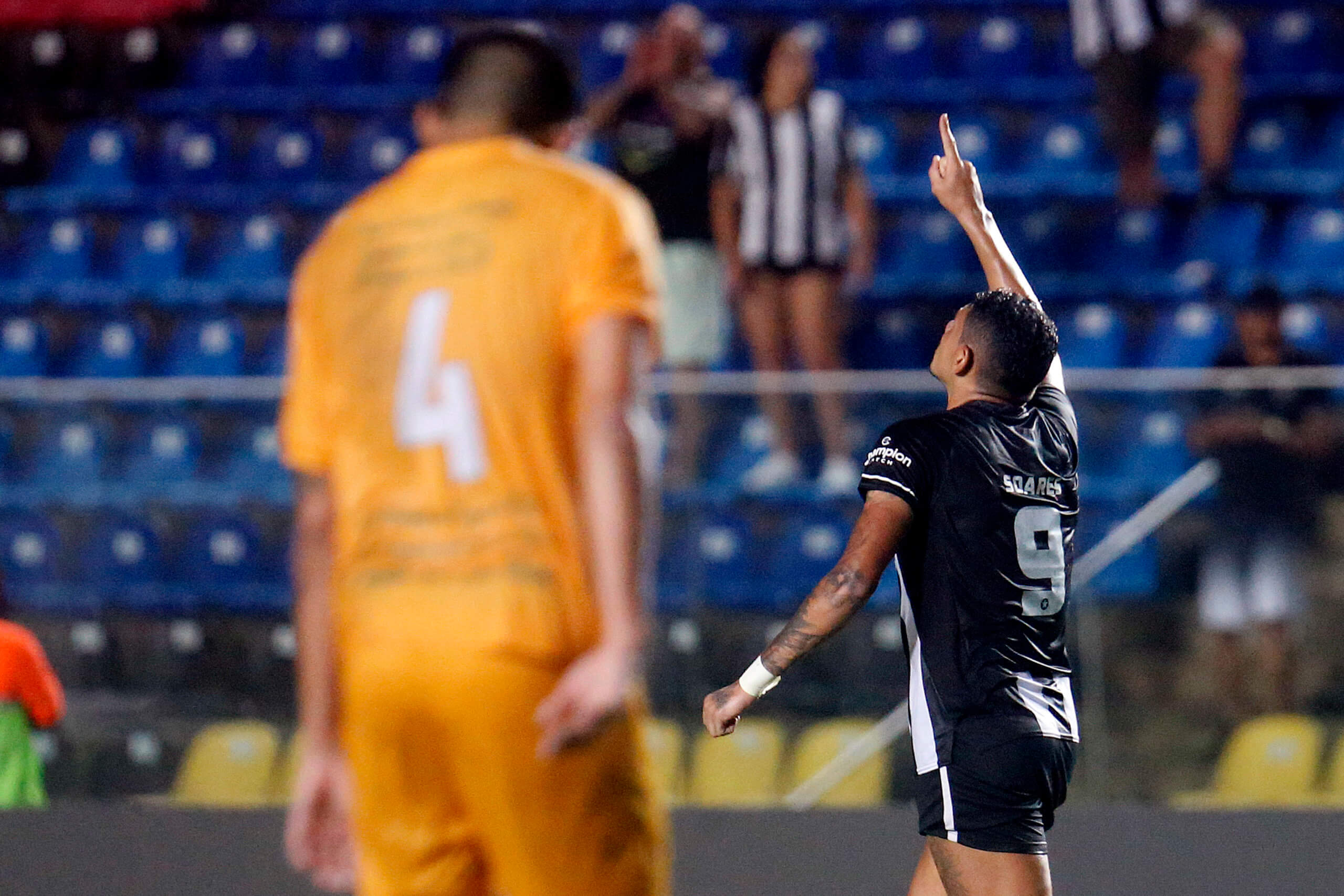 Tiquinho Soares comemora um dos seus gols