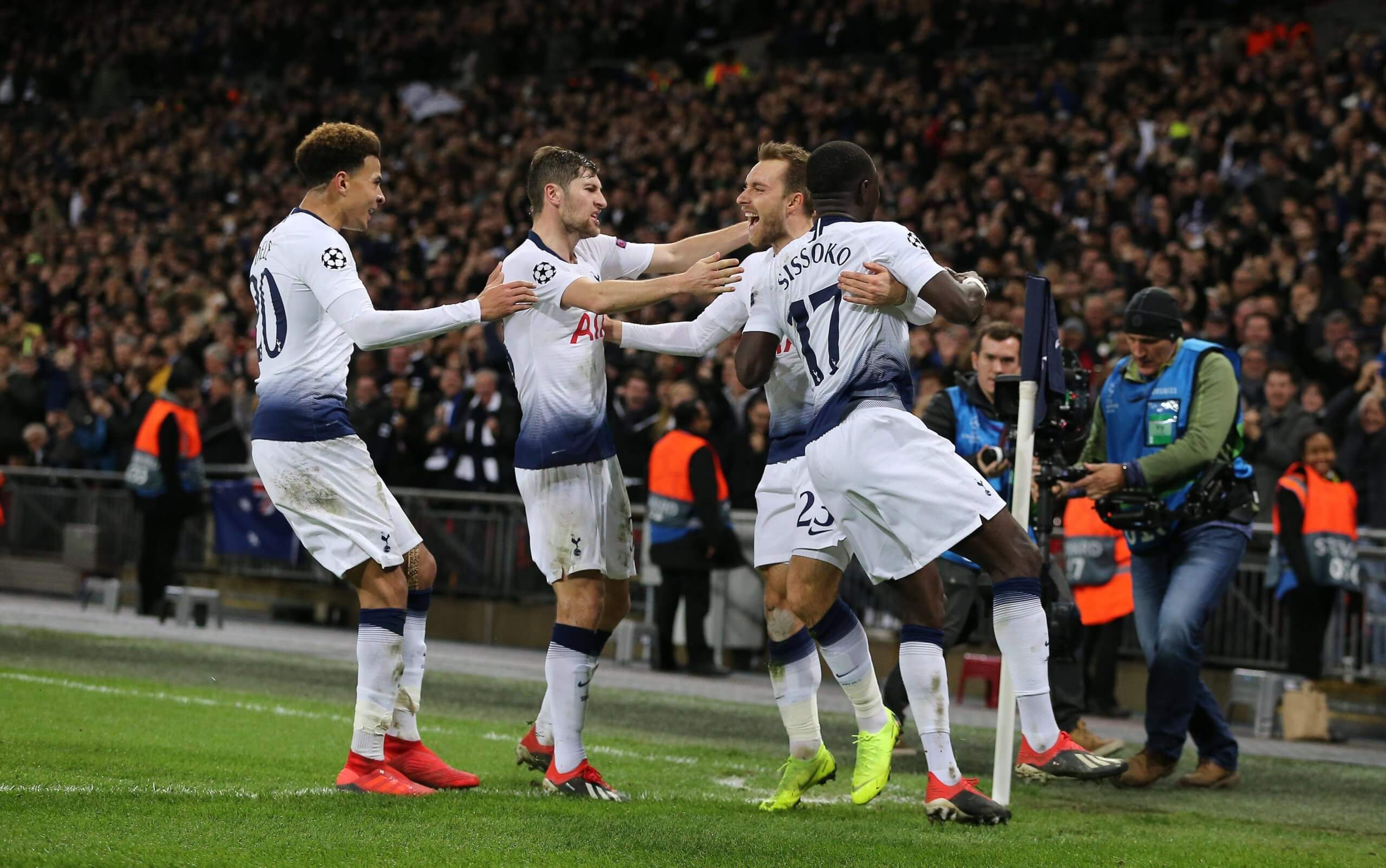 Christian Eriksen do Tottenham Hotspur comemora marcando o gol de abertura com companheiros de equipe Tottenham Hotspur v Inter de Milão,